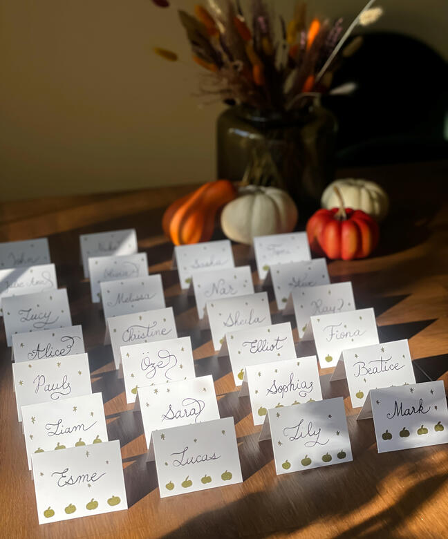 - Handwritten calligraphy place cards for events in Montréal. - Calligraphy place cards with guest names, created by Lilies & Inks. - Black ink handwritten name cards for weddings and dinners.